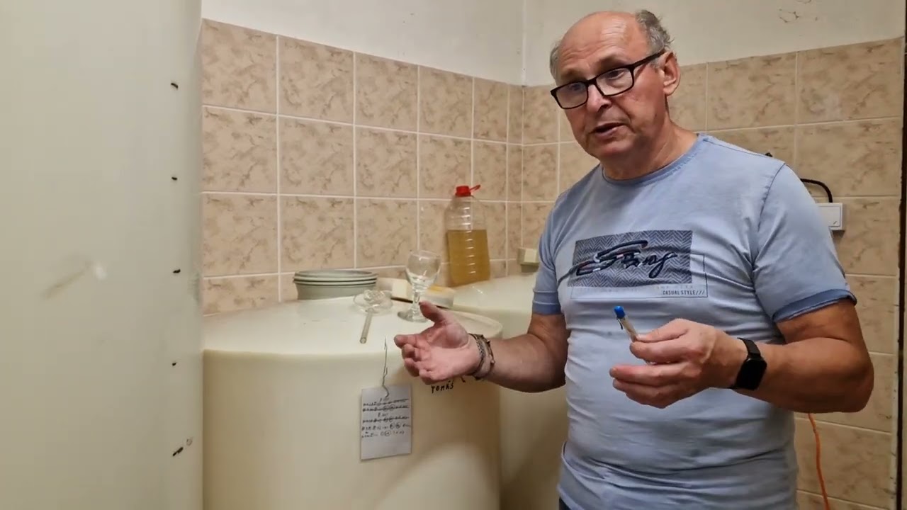 Kontrola mladého vína v pivnici