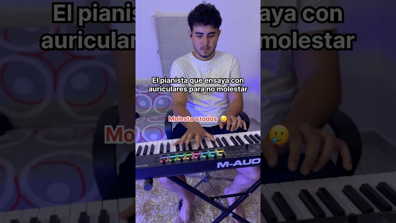 El pianista que ensaya con auriculares para no molestar