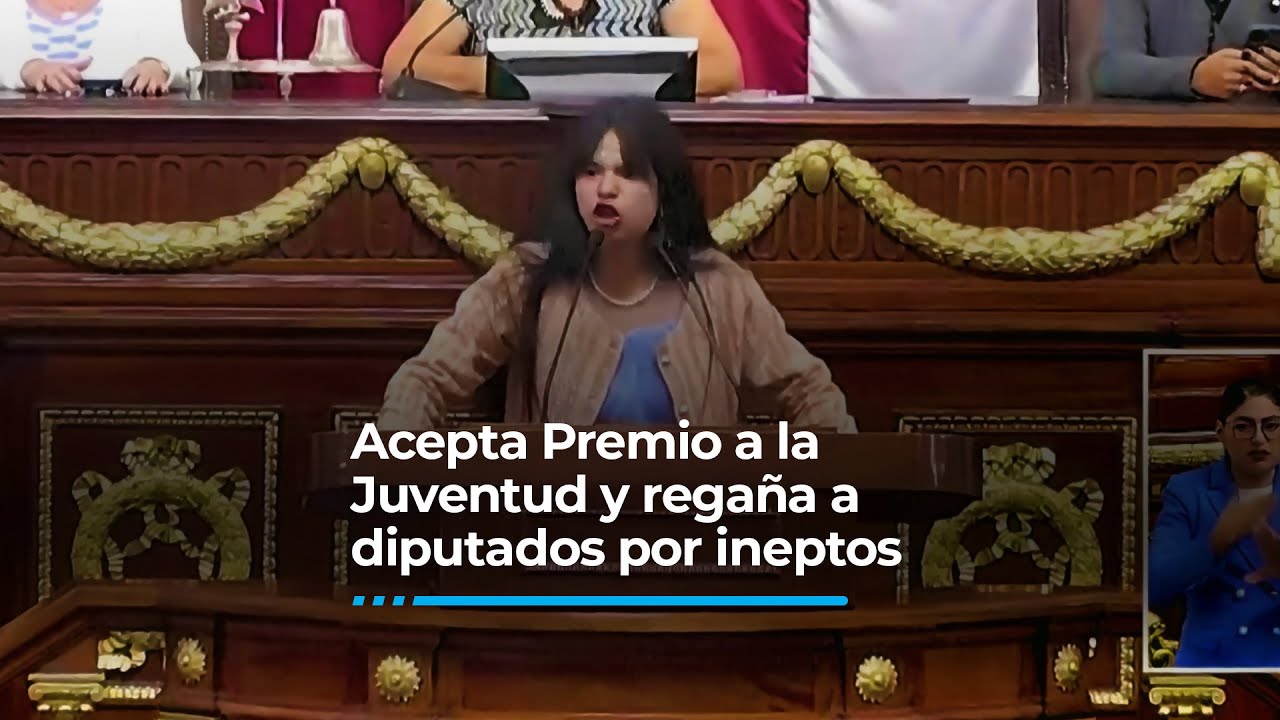 Acepta Premio a la Juventud y regaña a diputados por ineptos