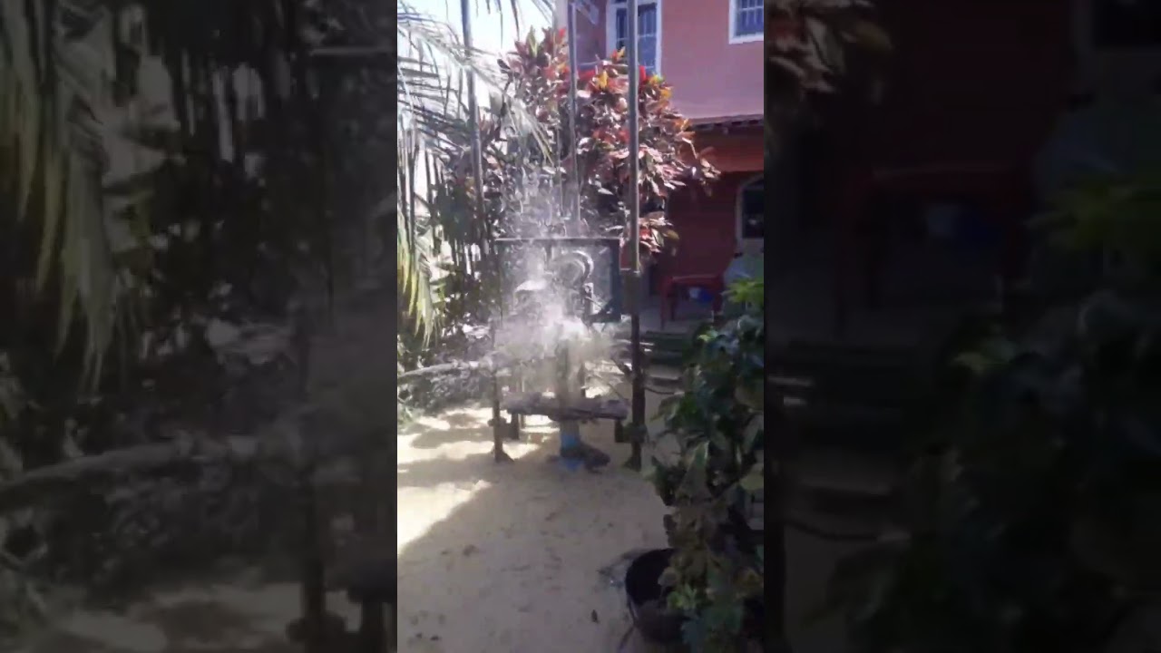 poço artesiano inundou o quintal todo//muita água. 