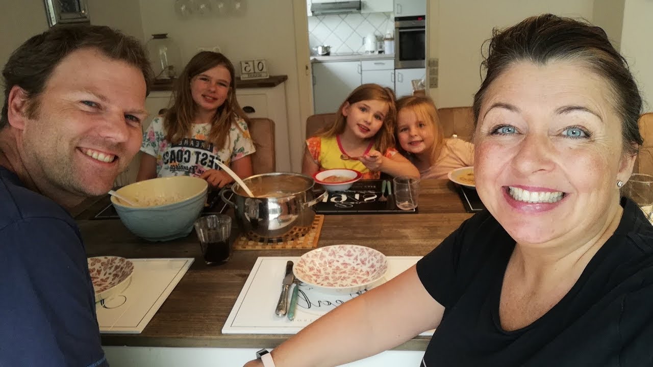 Sanne is making dinner 🍲 Our grand Child Hollie is here 🥰