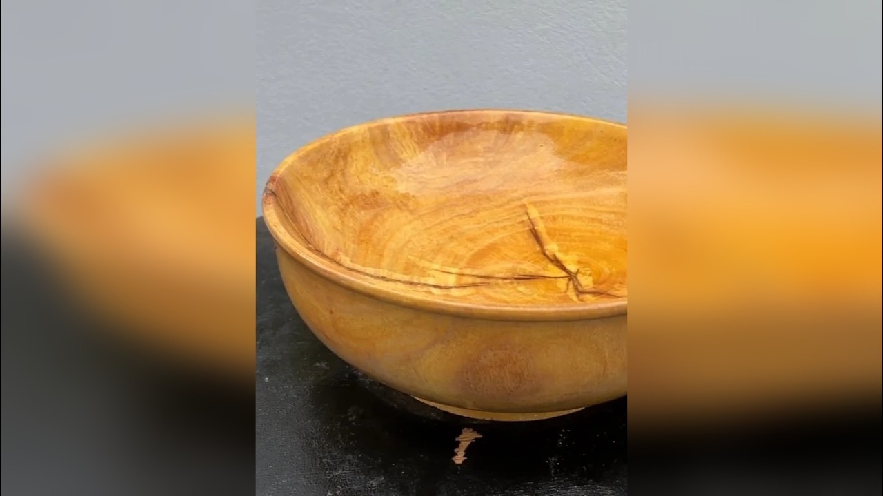 终极碗旋切挑战——木旋工艺秘诀 木工车床技艺精湛，刀法精准，巧妙雕琢木材曲线，打磨出光滑纹理，展现手工艺术之美。