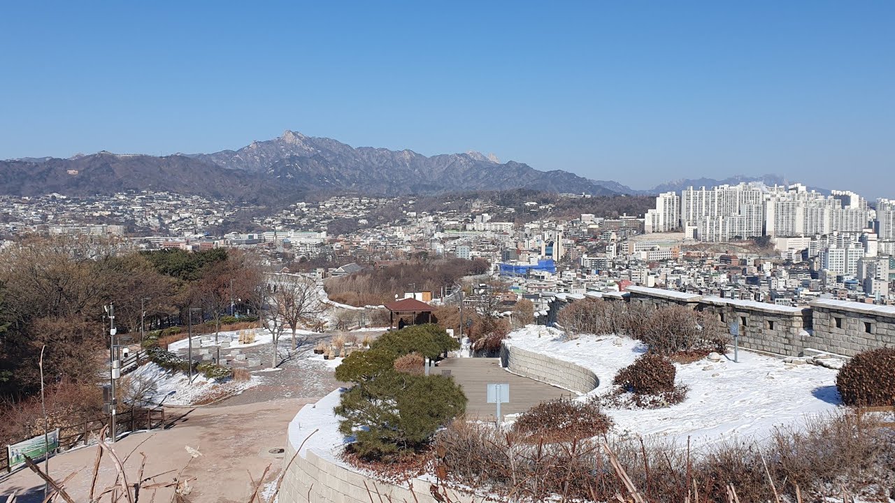[4K] Walking up to the highest point of Naksan Park from Dongdaemun Stn. Seoul Korea. 동대문에서 낙상공원 가기.