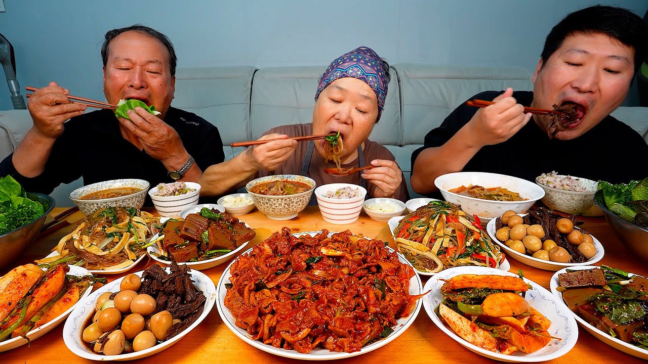Корейская домашняя сытная еда! Чапче, жареная свинина - шоу Mukbang eating show