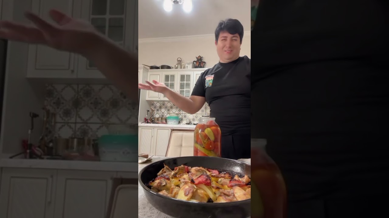 Baboş gecə yarı tfofkada ləzzətli toyuq bişirib yeyir😋