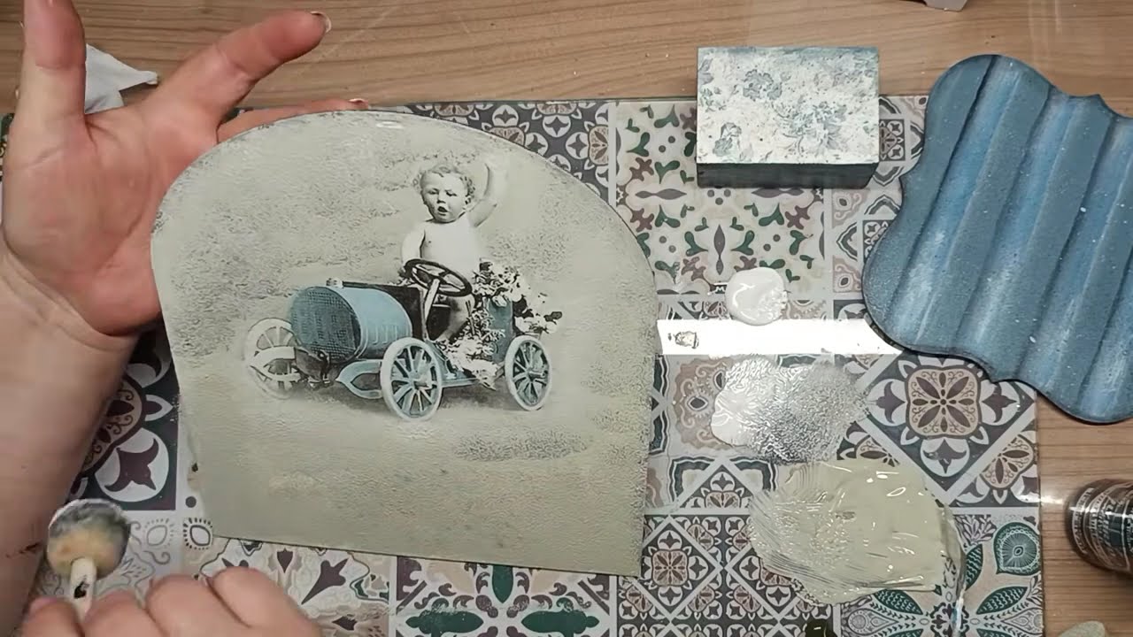 DIY vintage walldecor with decoupage, stencil and modelling clay! #decoupage #mixedmedia #diy 