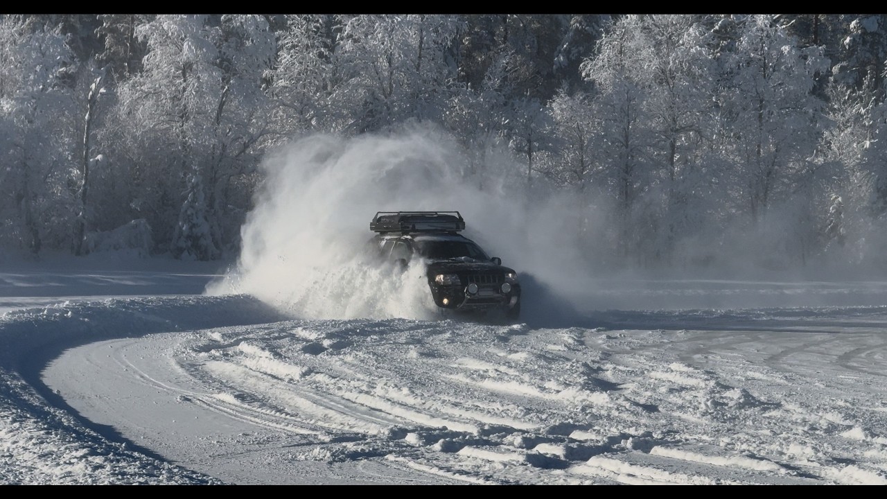 Grand Cherokee sur circuit de glace en Suède