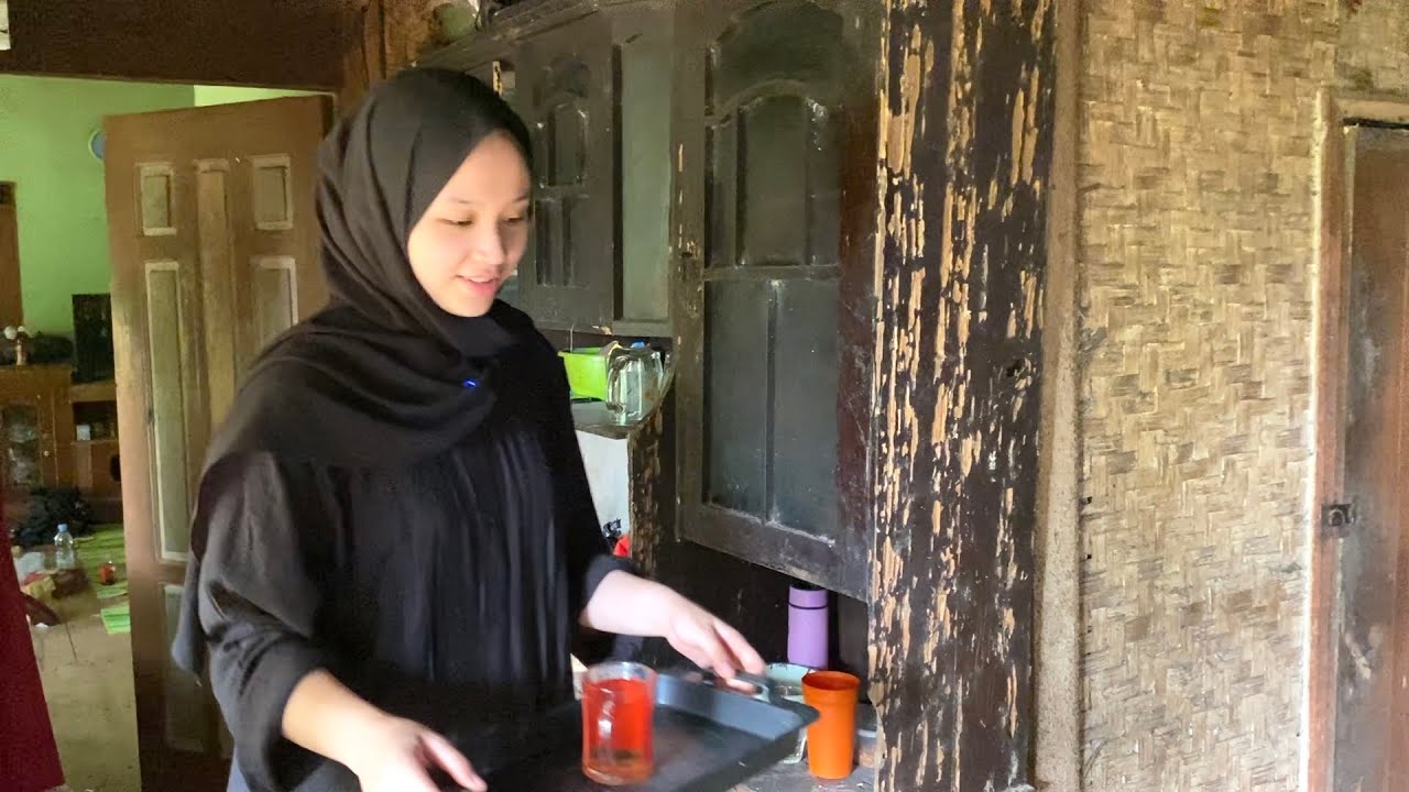 CANTIK PEMBERANI PULUHAN TAHUN MENYENDIRI TINGGAL BERTIGA BARENG ORANG TUA DI TENGAH HUTAN