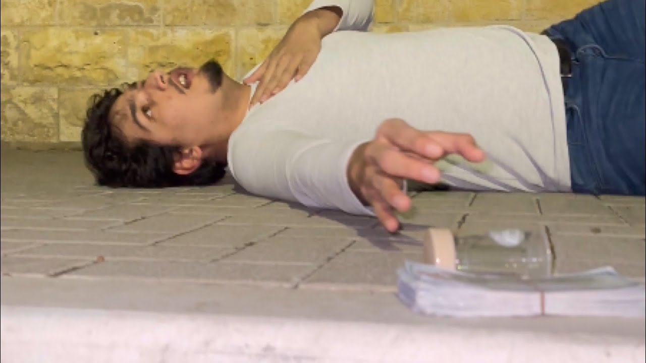 ملياردير يختبر الناس ويتظاهر بانه يختنق ولكن اخر شخص جعل الملياردير يعطيه مليون دولار ؟؟