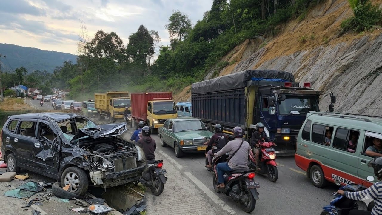 Mobil Hantam Tebing Dan Arus Mudik Membludak Di Batu Jomba