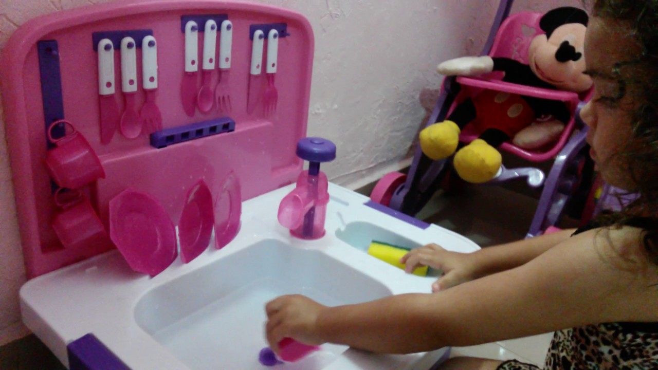 lavando panelinhas na pia - Magic Toys
