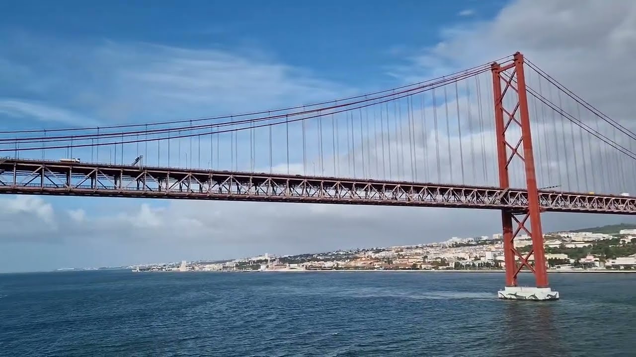 MSC Orchestra Durchfahrt Lissabon Brücke Ponte 25 de Abril