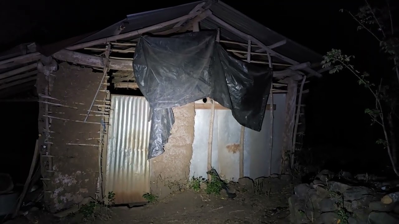 En esta Choza en medio de una Finca Abandona Vivía un Ermitaño, Fuimos a explorar de noche
