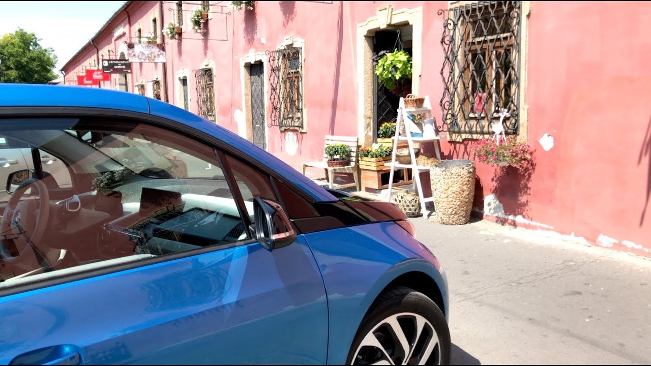 BMW i3 elektromos aut&oacute;val a k&aacute;nikul&aacute;ban. Vajon b&iacute;rja a meleget?