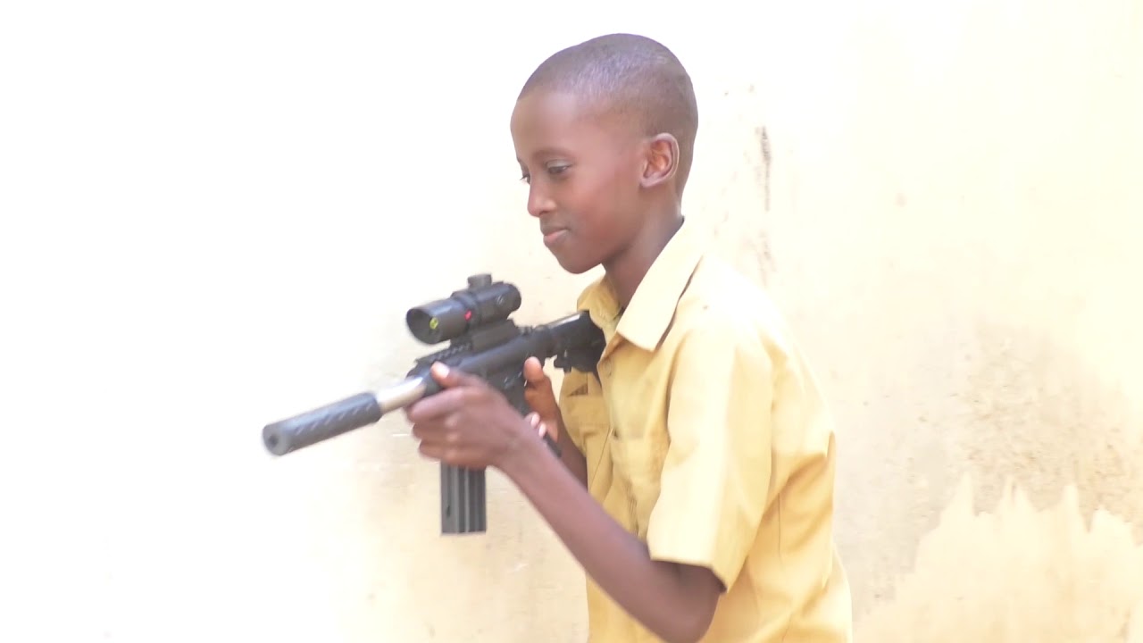 Daawo Muuqalkan Caruurta ku ciyaarta Qoryaha iyo Dhibaada ay Kala Kulmaan