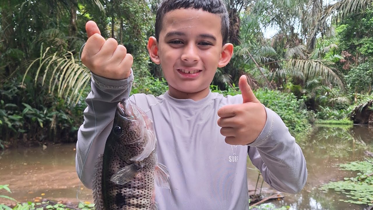 Pescando en la selva densa de Costa Rica en canoa a canalete con cuerda de mano y carnada🇨🇷📷🎞🍃🐒🌳🦥💦🎣🛶