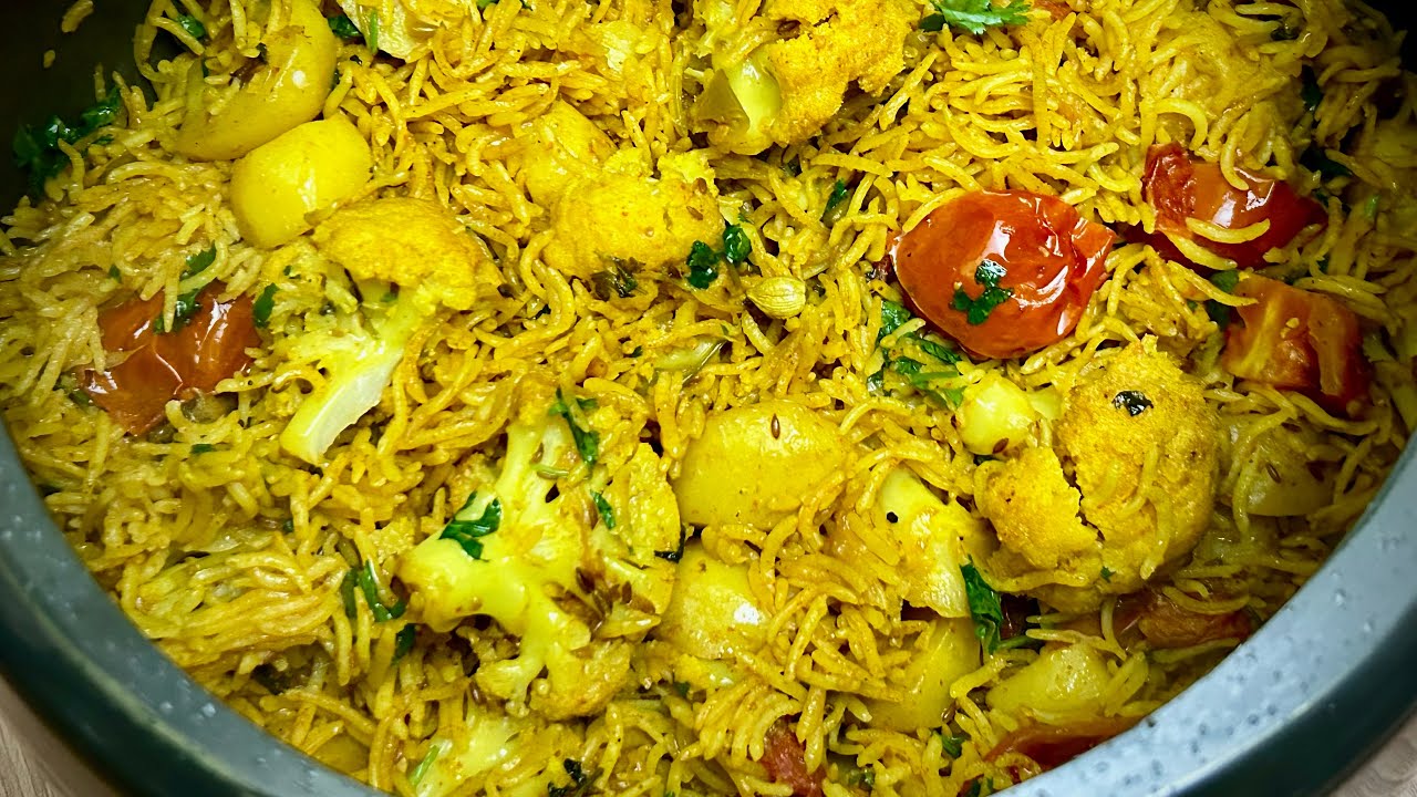 Aloo gobi tahari cooker mein Bani desi Andaaz mein