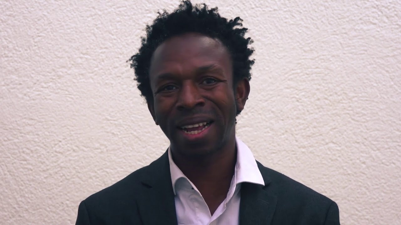 La educación: El camino hacia la libertad y la dignidad | Ousman Umar | TEDxJardínZenea