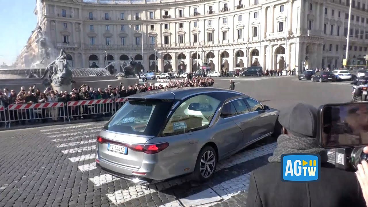 Valentino, i funerali a Roma: l'arrivo del feretro in piazza della Repubblica