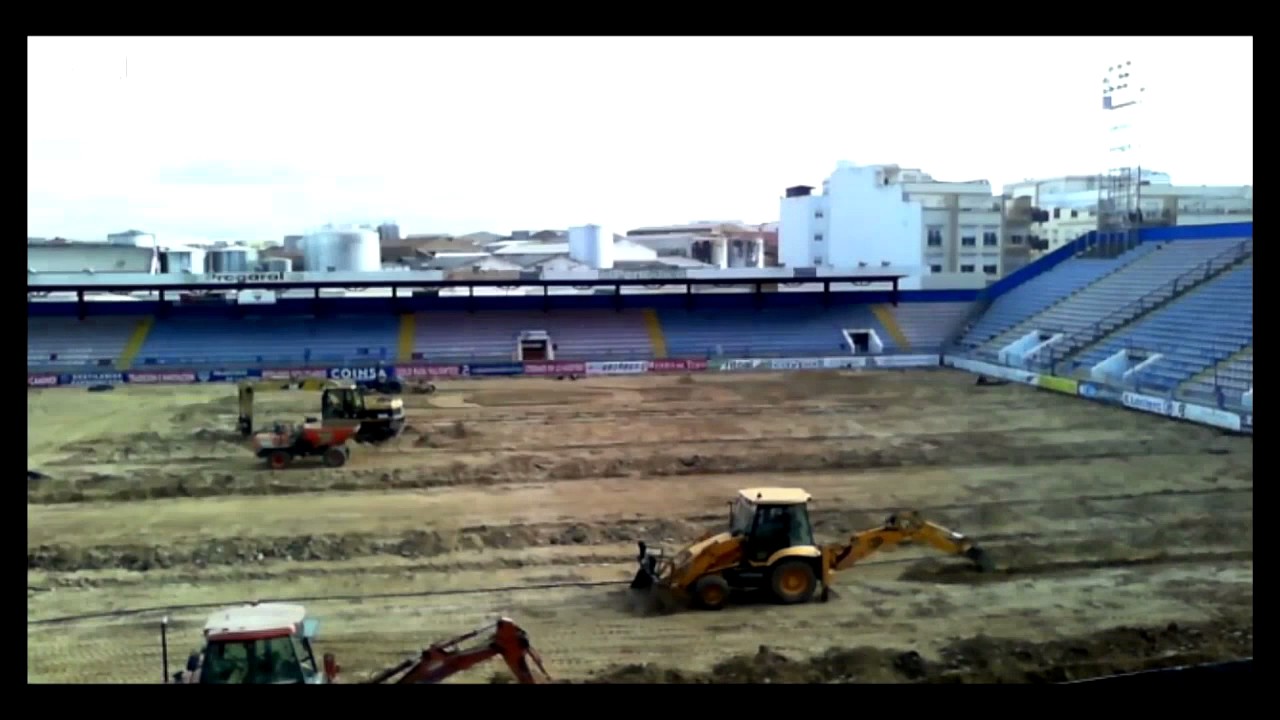 Cambio de césped del Extremadura UD, estadio Francisco de la Hera