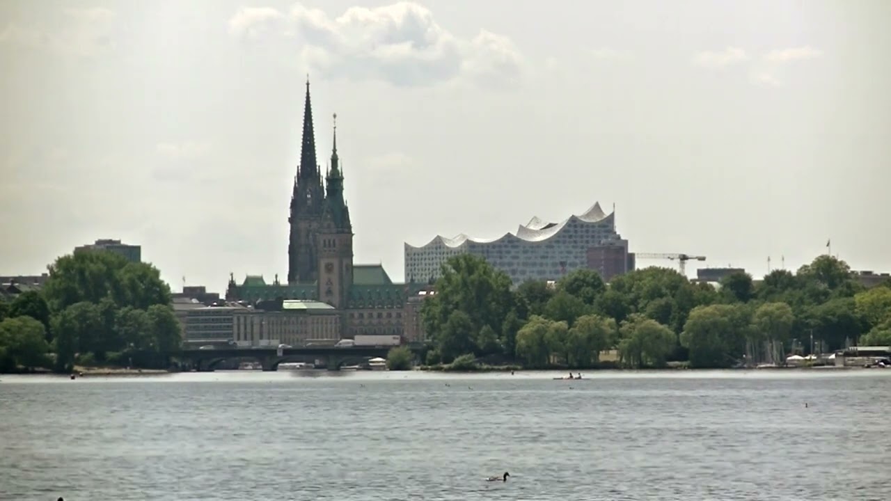 Alstersee (Au&szlig;enalster) mit Blick auf die Kennedybr&uuml;cke, das Rathaus, St. Nikolai, Elbphilharmony.
