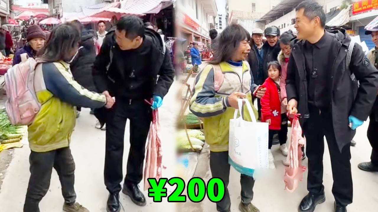年邁乞丐大哥拾金不昧，自己沒錢吃飯也撿起掉的錢還給阿義，阿義給錢買東西幫助乞丐大哥！ #乞丐討飯 #搞笑 #助人為樂 #正能量