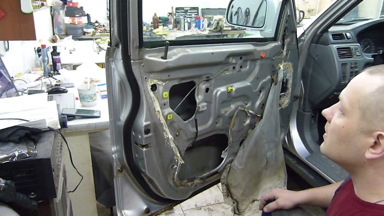 Honda CR-V  Ремонт замка двери водителя.