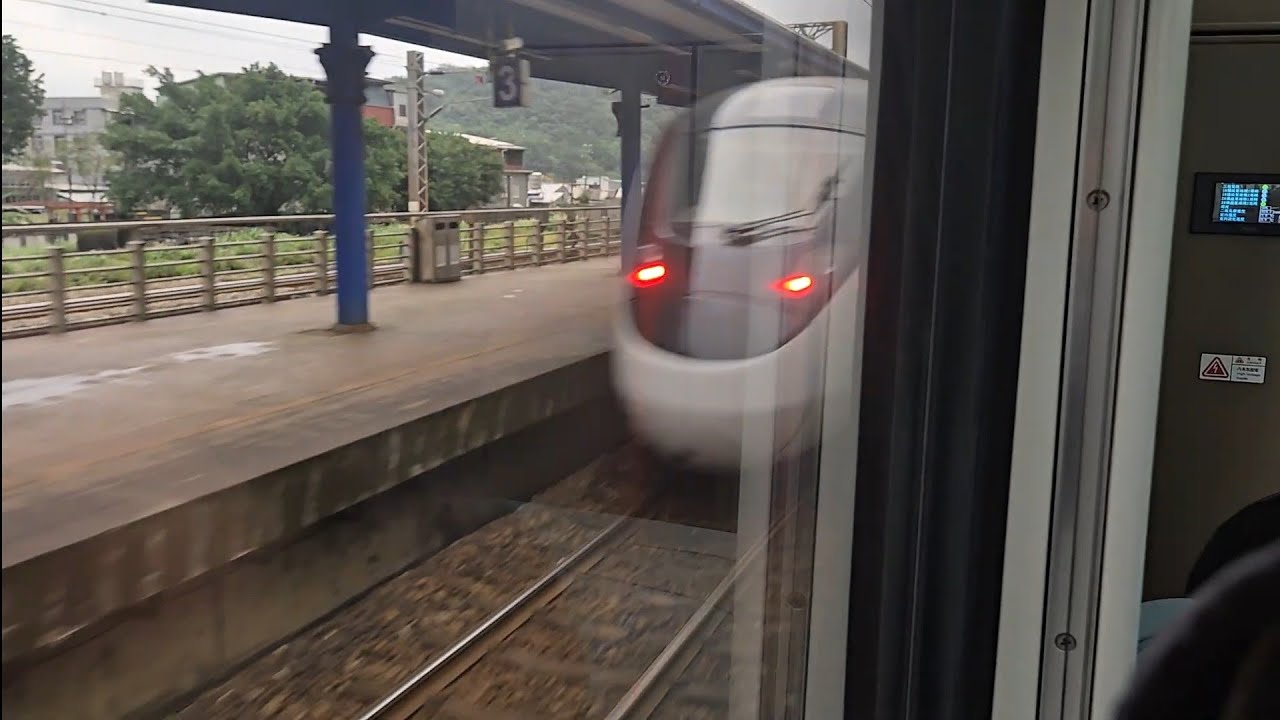 434次樹林發車開往新左營的EMU3000型十二輛編組EMU3008皮蛋豆腐騰雲號紅色帶新城際自強號列車，和2033次七堵發車經由海線開往彰化的銀綠色微笑號EMU900型十輛一編組EMU922區間快車