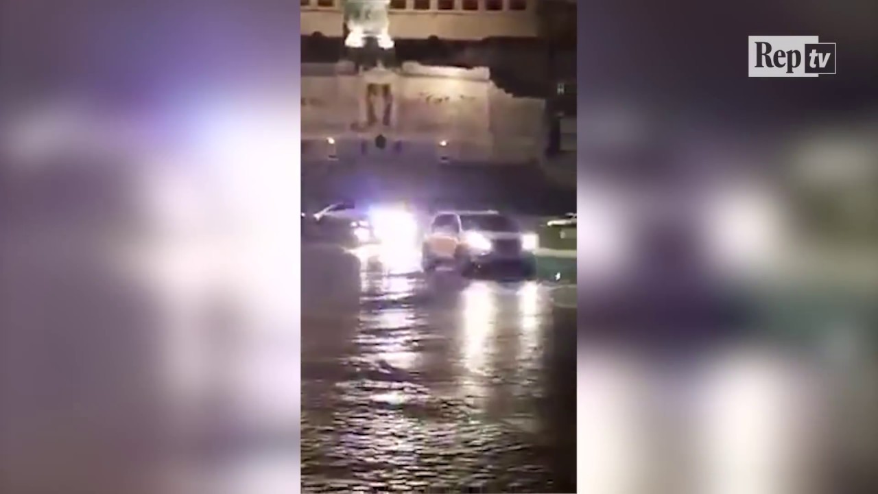 Roma, girotondo a Piazza Venezia: l'inseguimento della polizia diventa virale