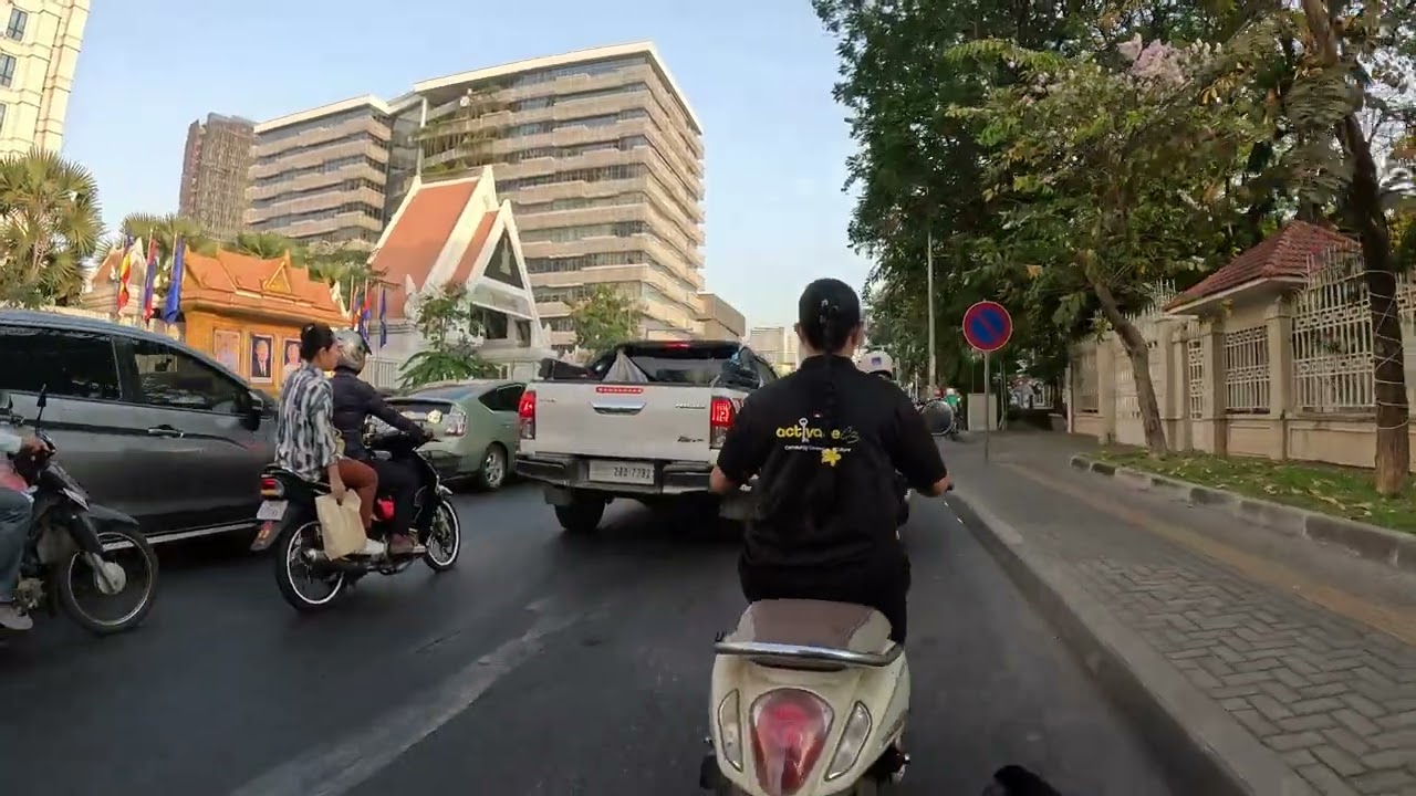 EP 235: Everyday motorcycle ride in Phnom Penh, Cambodia, 4K/60p