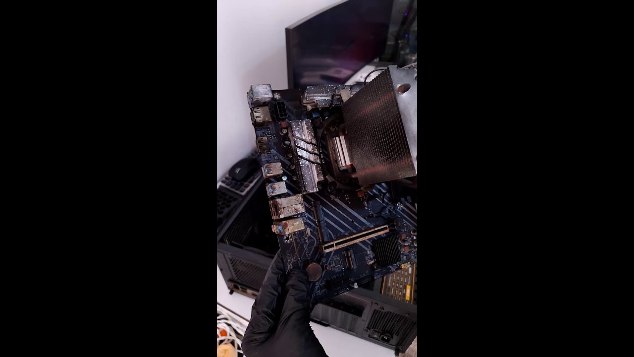 REVIVING BURNED PC محاولة إنعاش جهاز طالع من حريقة!