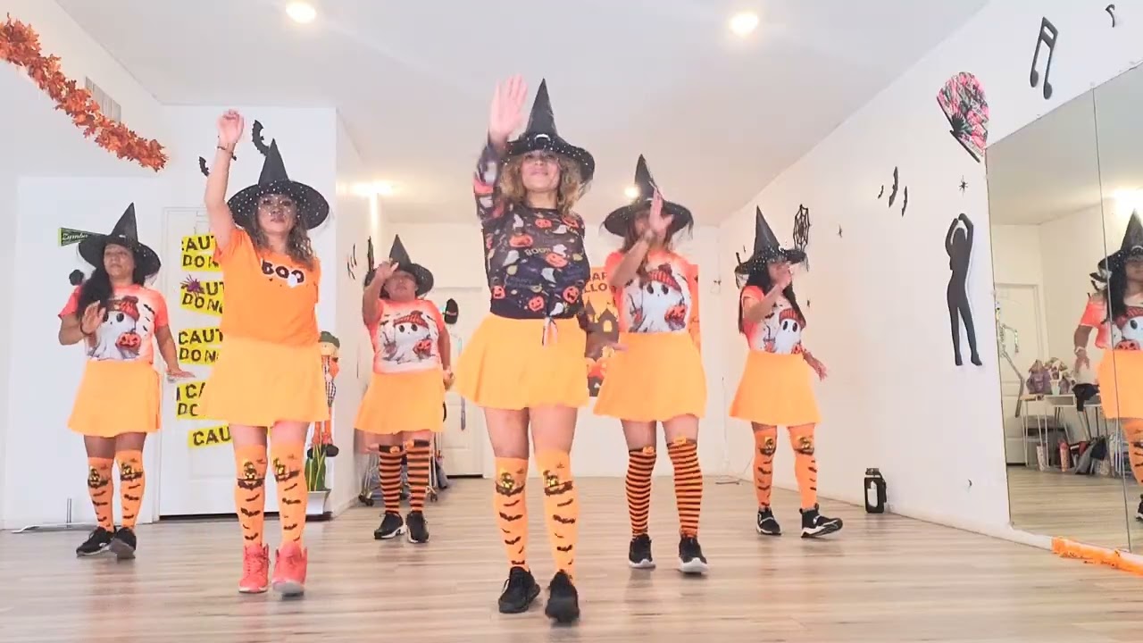 Cumbia de las brujas "Zumbacoreo" Zin Adriana" Y Las chicas fuertes 