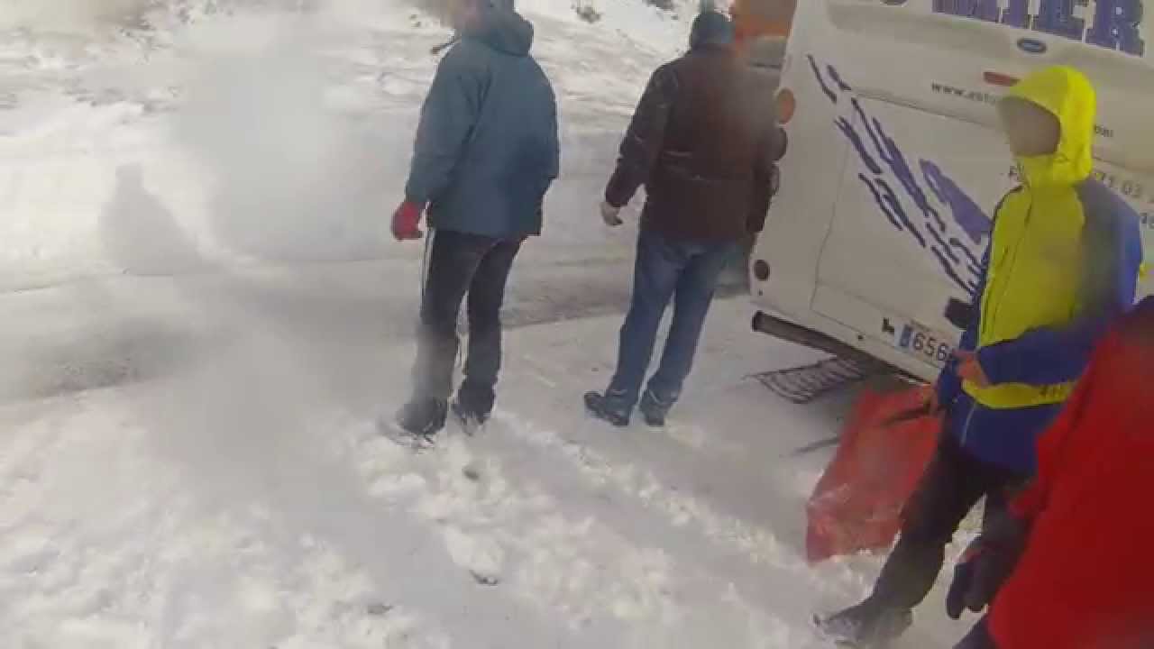 Colocando cadenas en la subida de Belagua a Roncalia - Club Montaña Fuentes Carrionas (08-12-14)