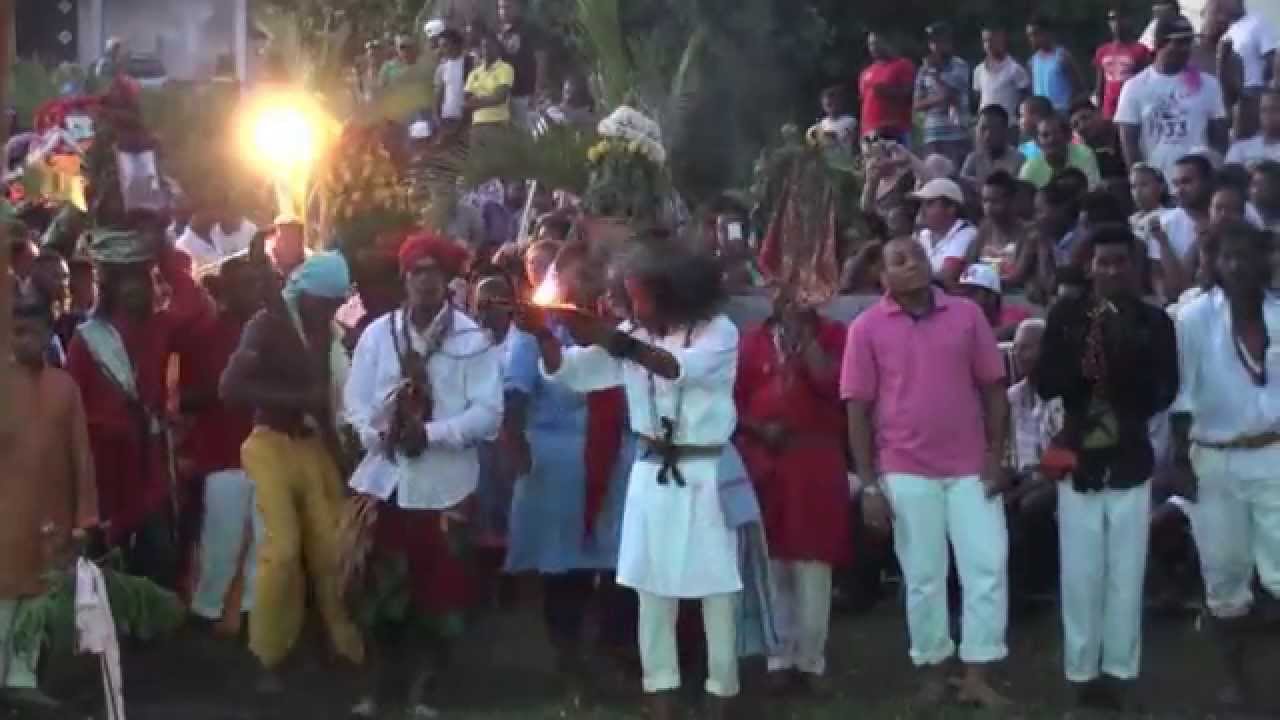 Marche sur le feu Ligne Paradis Saint-Pierre Kovil Pandjali Karnin   2015   1