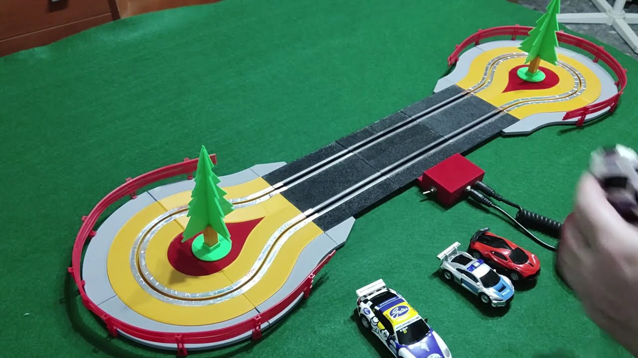 Abetos en 3D y coches escala 1:64 en pista Scalextric Compact escala 1:43