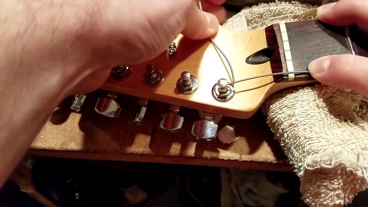 Lock Your Guitar Strings so they always stay in tune (with out locking tuners)