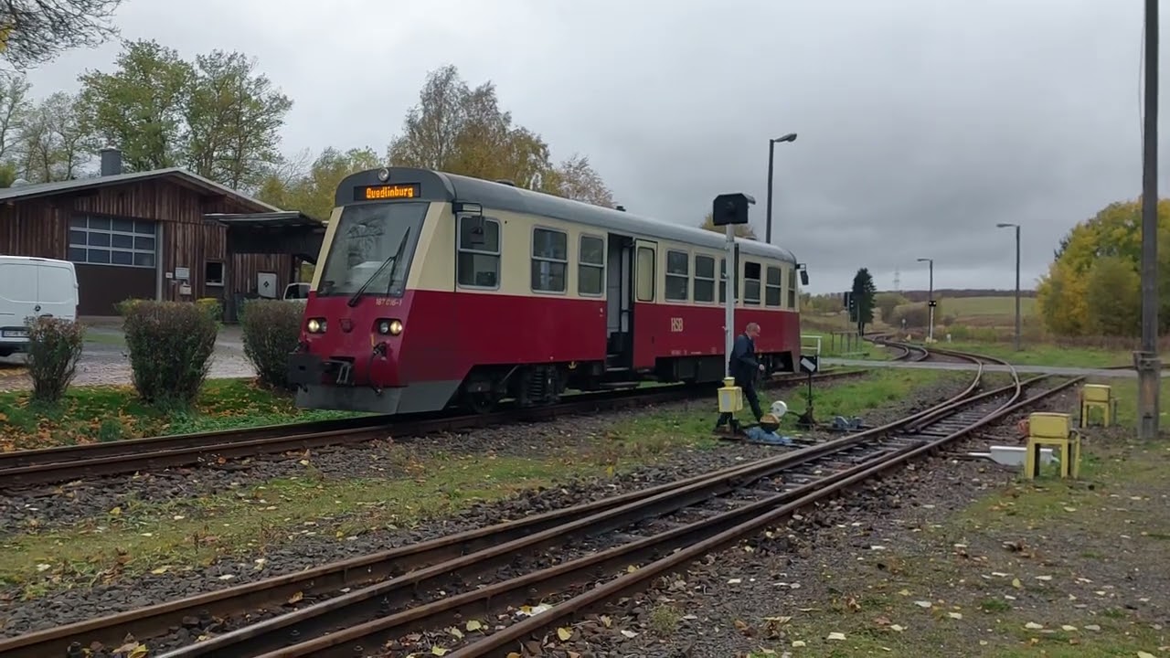 VT 187 016 von Hasselfelde, der Tw.-führer stellt die Weiche für 99 7232 zur Wendeschleife