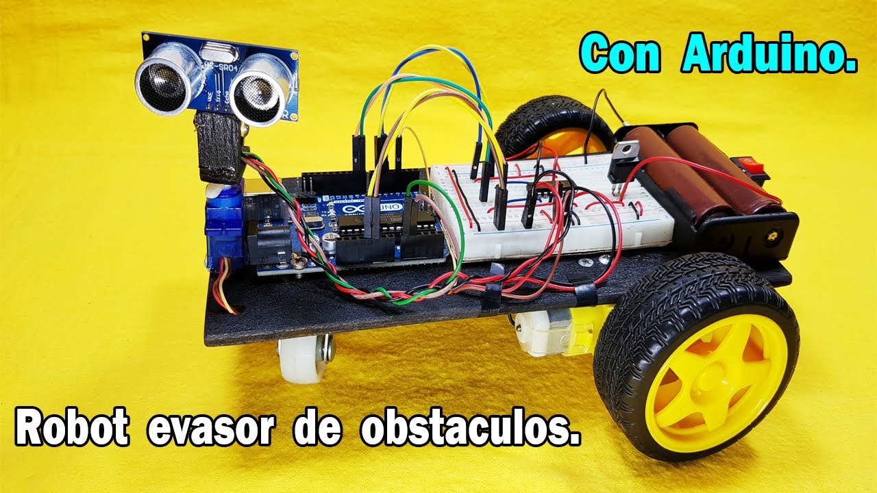 Carrito evasor de obstáculos con Arduino, sensor ultrasónico y servomotor, en Protoboard.