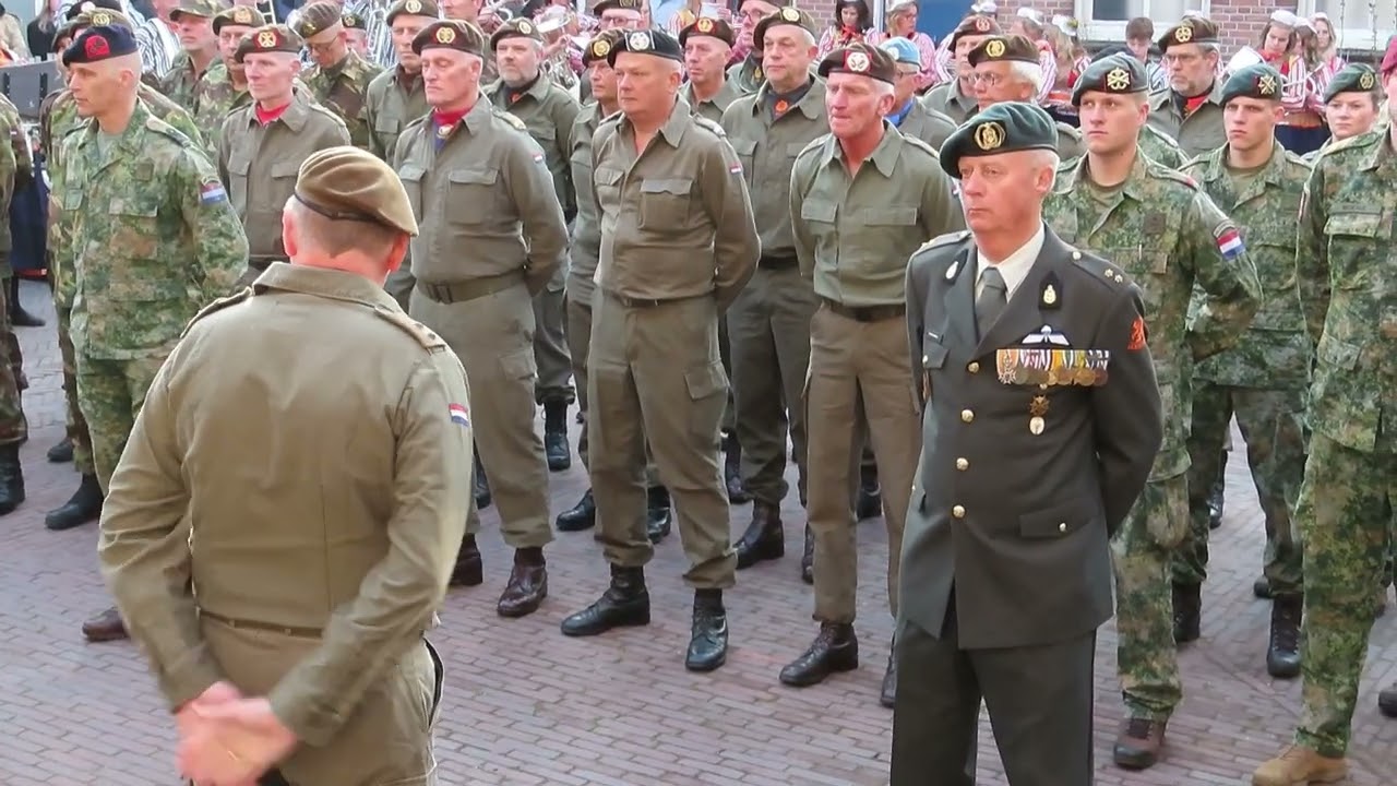 Marker (ex)militairen hijsen de vlag op Koningsdag 2025, zaterdag 26 april 2025