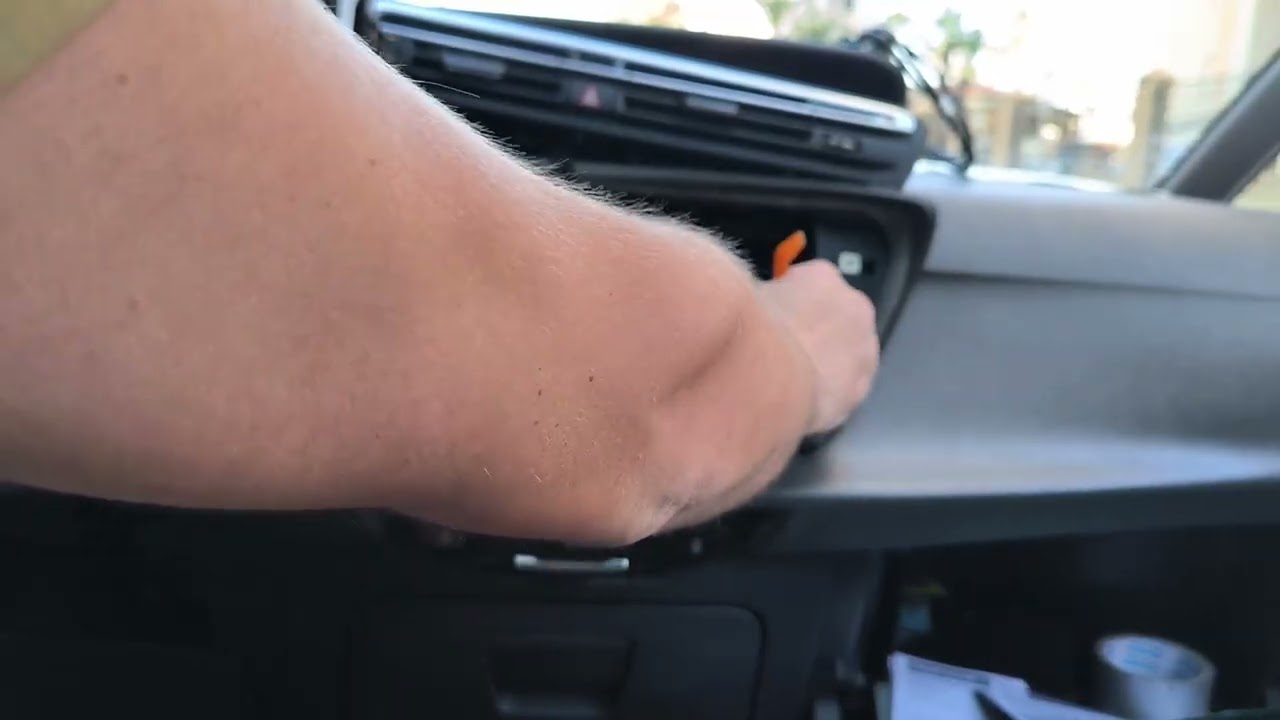Citroen C4 Picasso - Installing Carplay / Android Auto