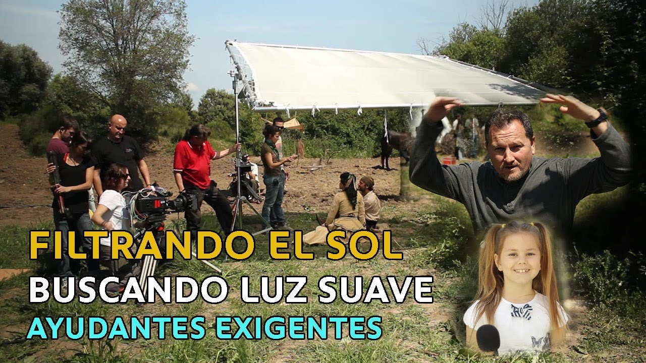 EXT/DÍA soleado. Filtrando el SOL. Palio cenital y niños con sombras suaves