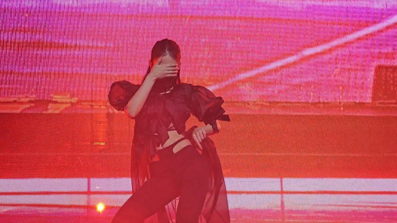 Jennie Ruby Jane @ Zenith in Paris - Love Hangover | Fancam