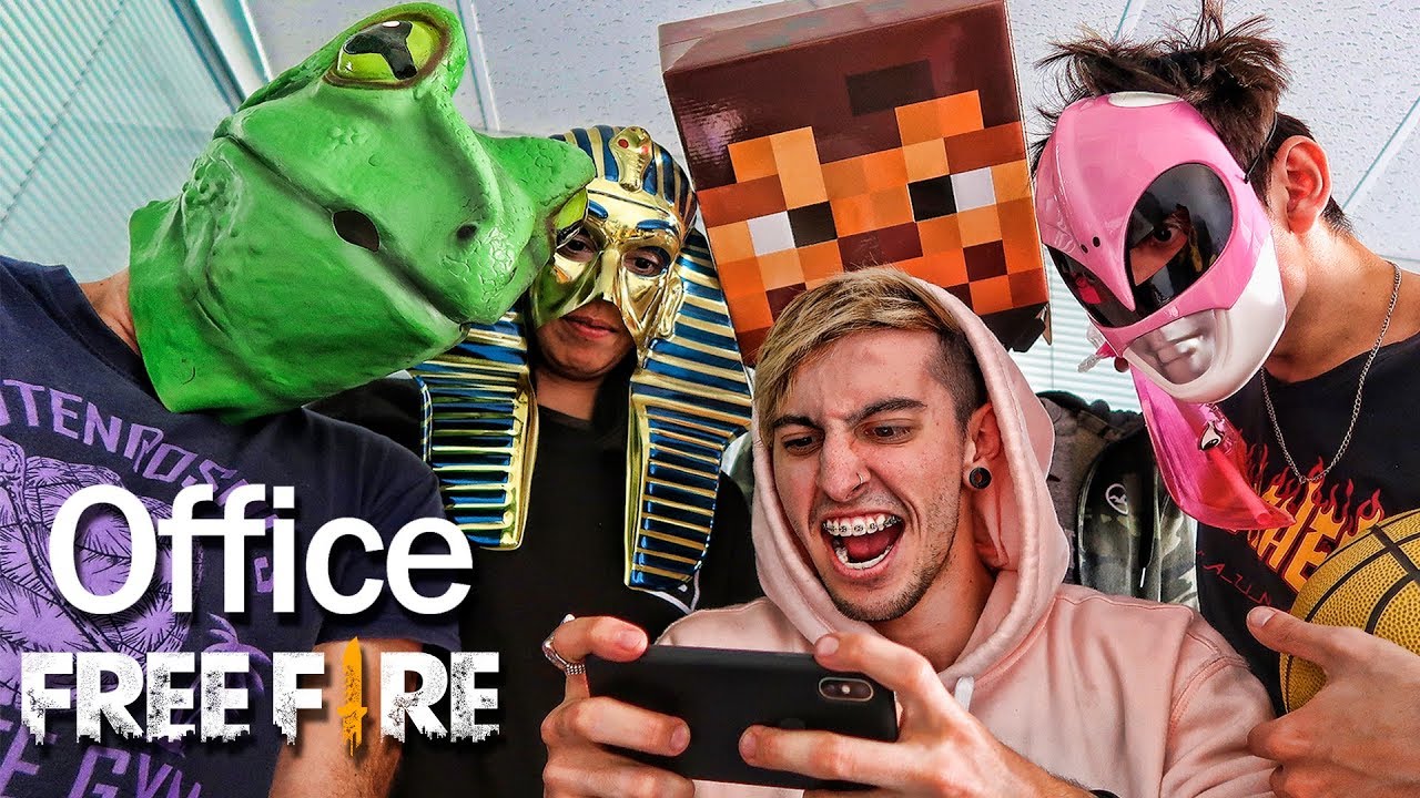JUGANDO FREE FIRE EN UNA OFICINA !! - Robleis