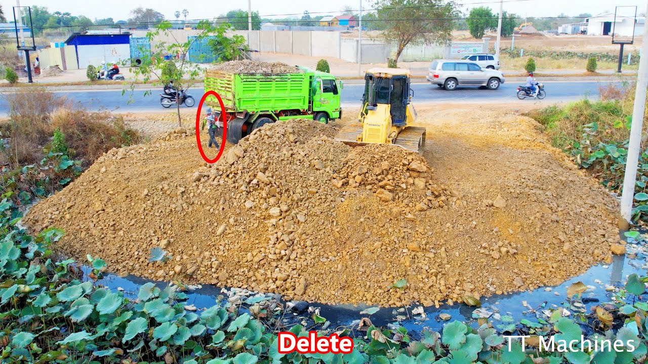 Excellent Work !! The Best Driver Skills Use Powerful Filling Land Use DR51PX Dozer & Trucks 5,25Ton