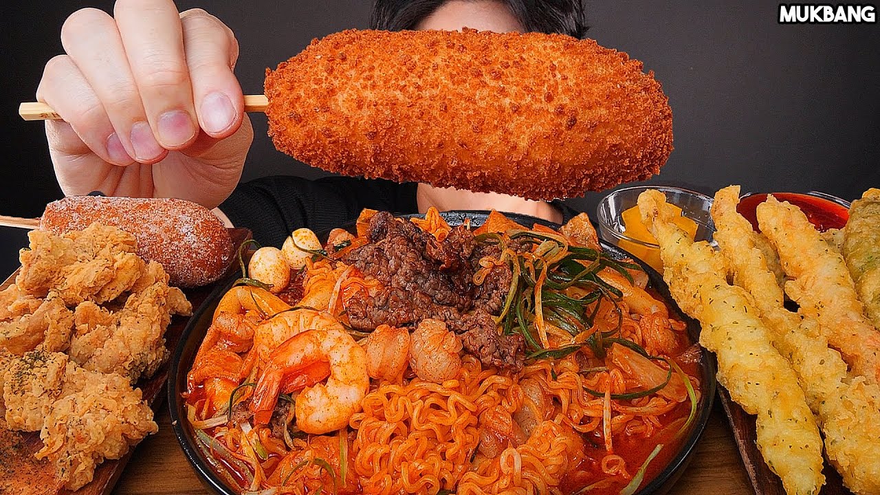 острая лапша и жареный цыпленок Spicy Noodles TTEOKBOKKI Corn dog Fried Chicken EATING ASMR MUKBANG