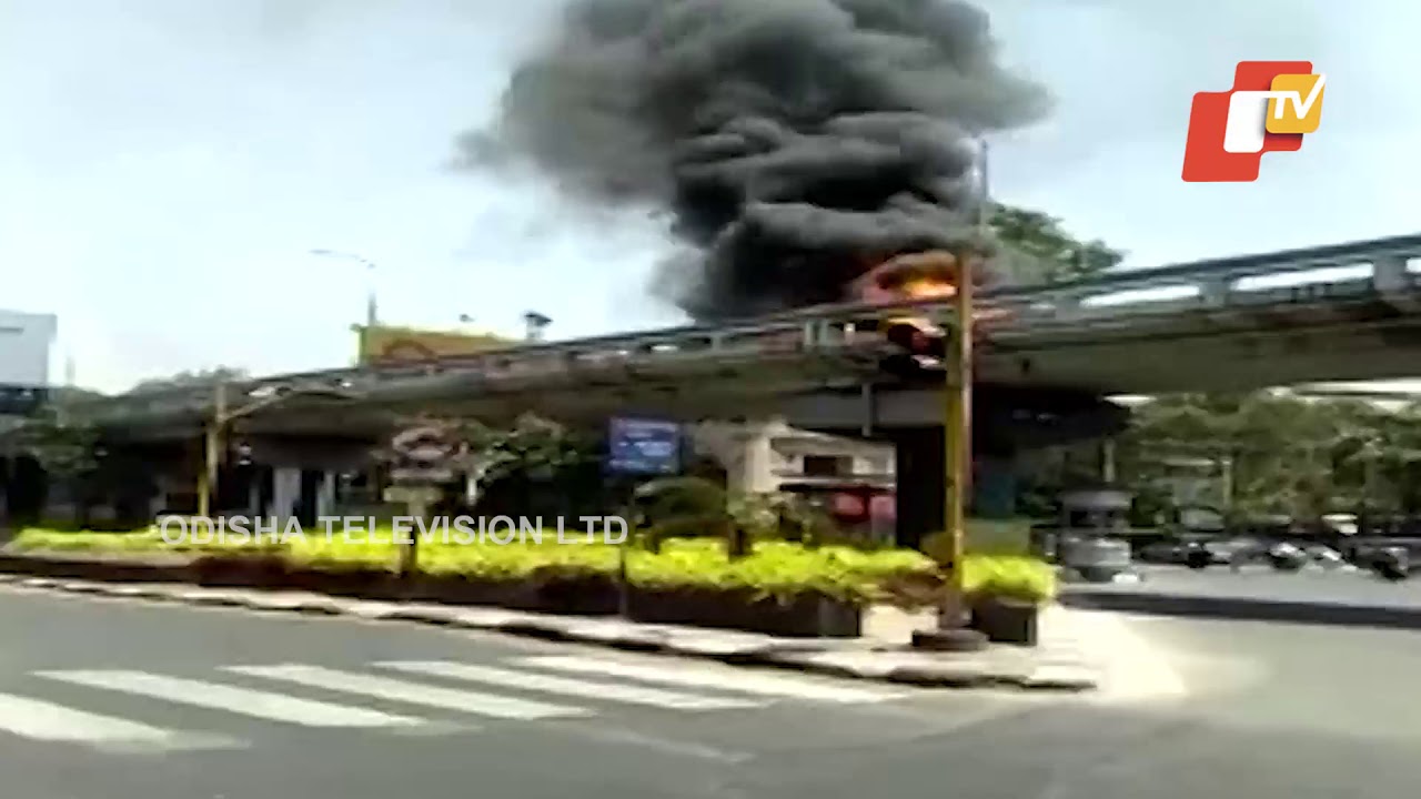 Moving car catches fire at Sardar bridge in Surat