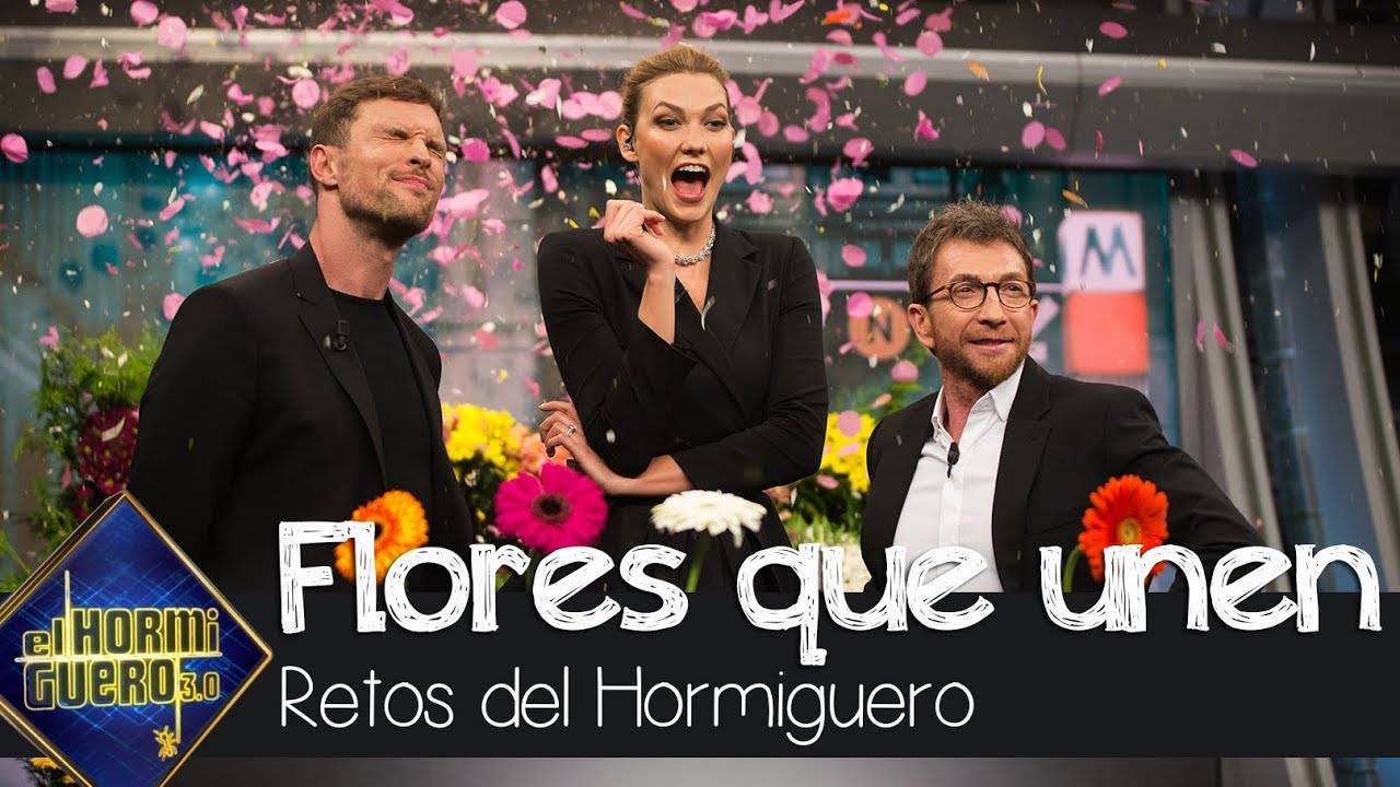 Karlie Kloss y Ed Skrein recrean la escena de las flores de su anuncio - El Hormiguero 3.0