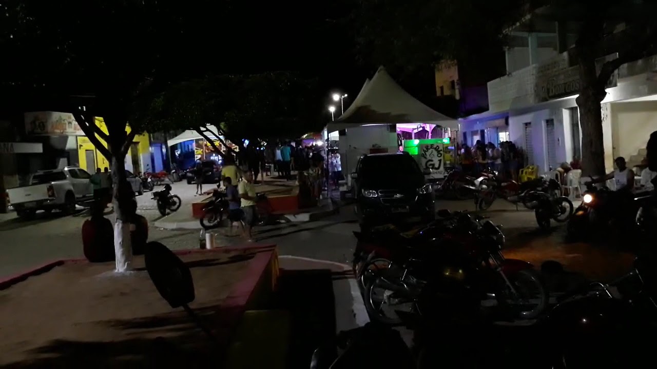 Noite de festa na pra&ccedil;a de Espanta Gado