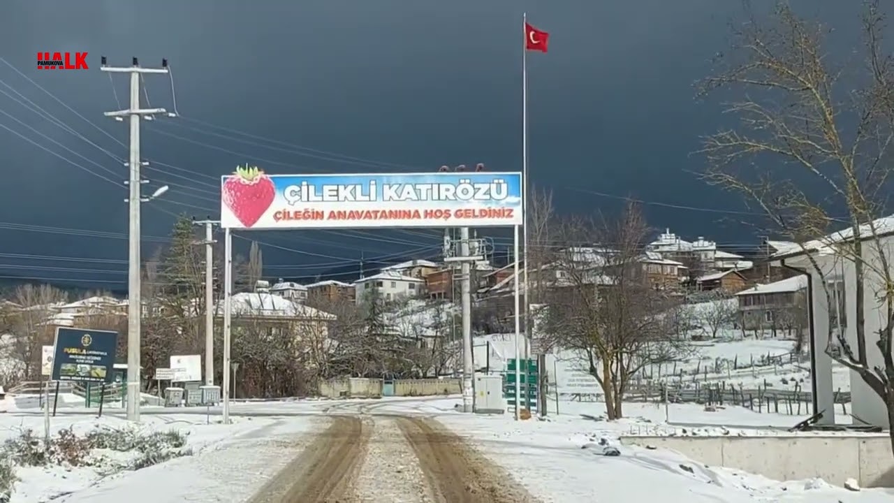 Pamukova'nın y&uuml;ksek kesimleri sabaha beyaz &ouml;rt&uuml; ile uyandı