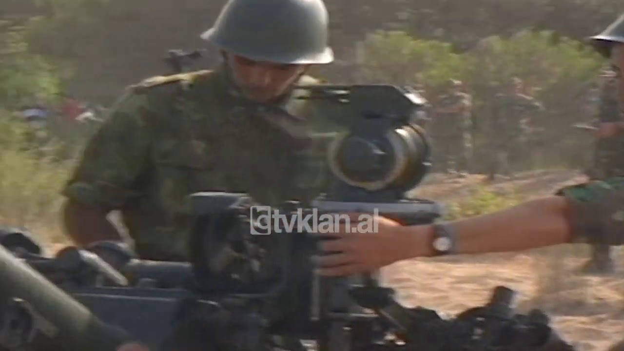 Mejdani dhe Lleshi, sot ne poligonin e qitjeve luftarake te forcave ajrore (29 Gusht 2001)